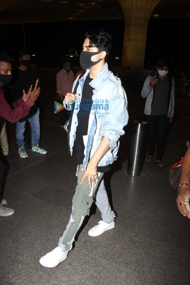 Gauri Khan steps out donning luxury Goyard tote worth Rs. 3.2 lakhs, leaves for New York with Aryan Khan Gauri Khan steps out donning luxury Goyard tote worth Rs. 3.2 lakhs, leaves for New York with Aryan Khan
