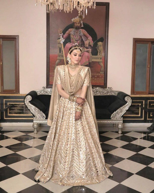 Hansika Motwani glows in golden lehenga at her brother’s wedding Hansika Motwani glows in golden lehenga at her brother’s wedding