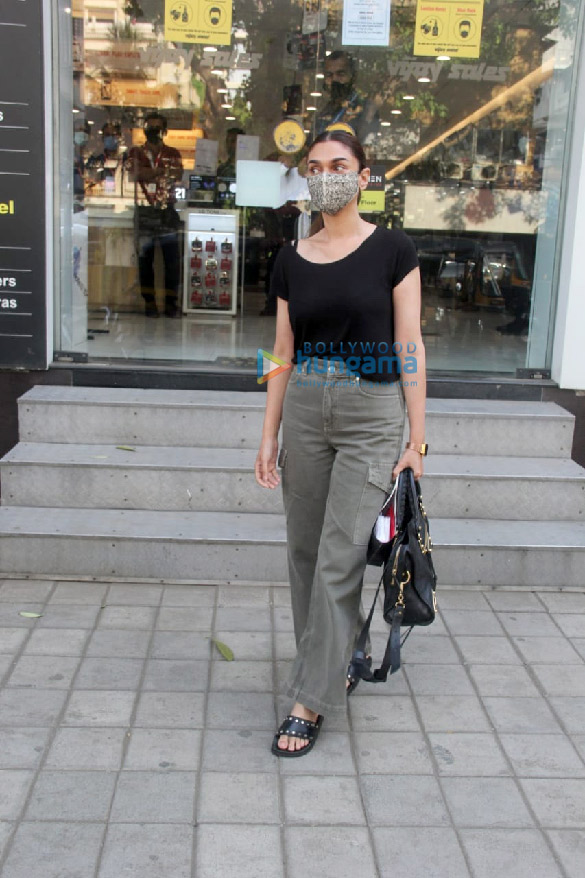 photos aditi rao hydari spotted at the vijay sales store on link road 1