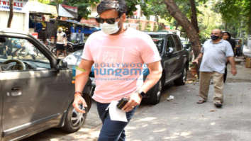 Photos: Ajay Devgn snapped at a clinic in Juhu