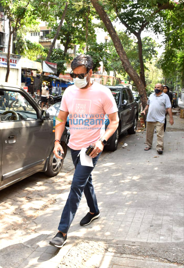 Photos: Ajay Devgn snapped at a clinic in Juhu
