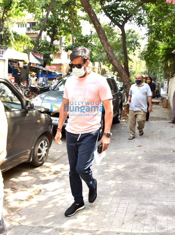 photos ajay devgn snapped at a clinic in juhu 3
