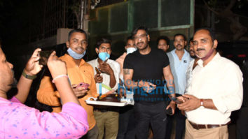 Photos: Ajay Devgn snapped cutting a birthday cake with fans