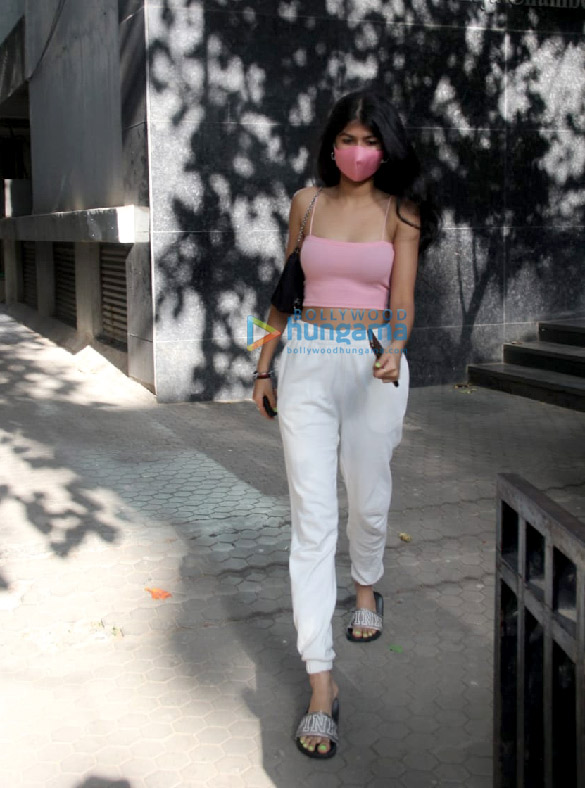 photos anjini dhawan spotted at santacruz 1
