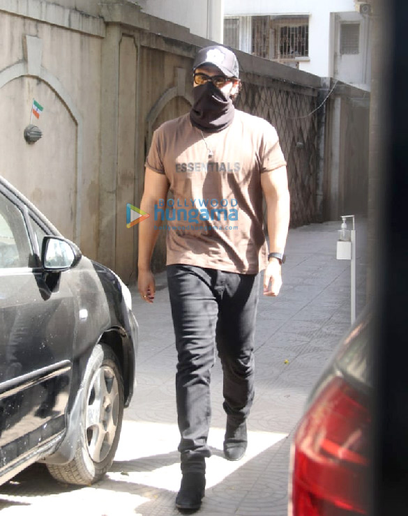 photos arjun kapoor snapped at malaika aroras mothers house in bandra 2