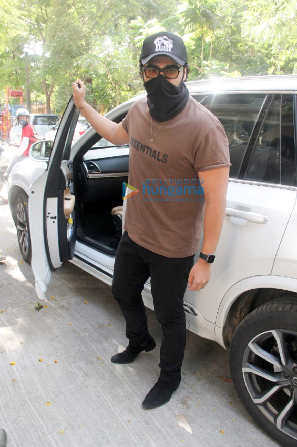 photos arjun kapoor snapped at malaika aroras mothers house in bandra 4