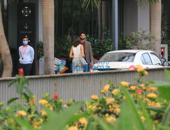 Photos: Deepika Padukone and Siddhant Chaturvedi snapped at shoot location in town Photos: Deepika Padukone and Siddhant Chaturvedi snapped at shoot location in town