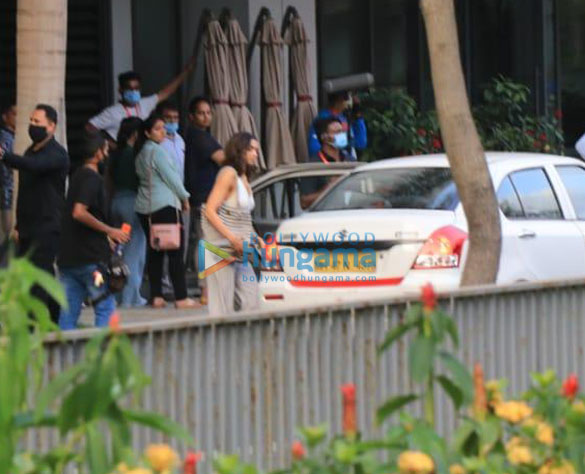 photos deepika padukone and siddhant chaturvedi snapped at shoot location in town 6