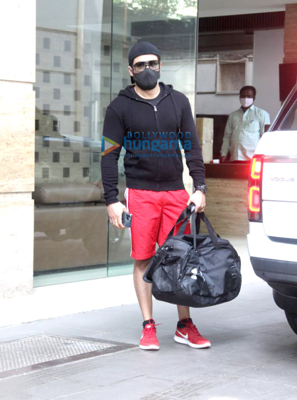 Photos: Emraan Hashmi spotted in Bandra Photos: Emraan Hashmi spotted in Bandra