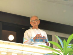 Photos: Gulzar snapped at his balcony in Bandra