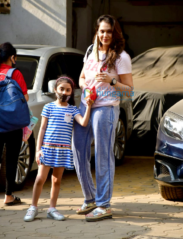 photos isha koppikar with daughter spotted in bandra 1