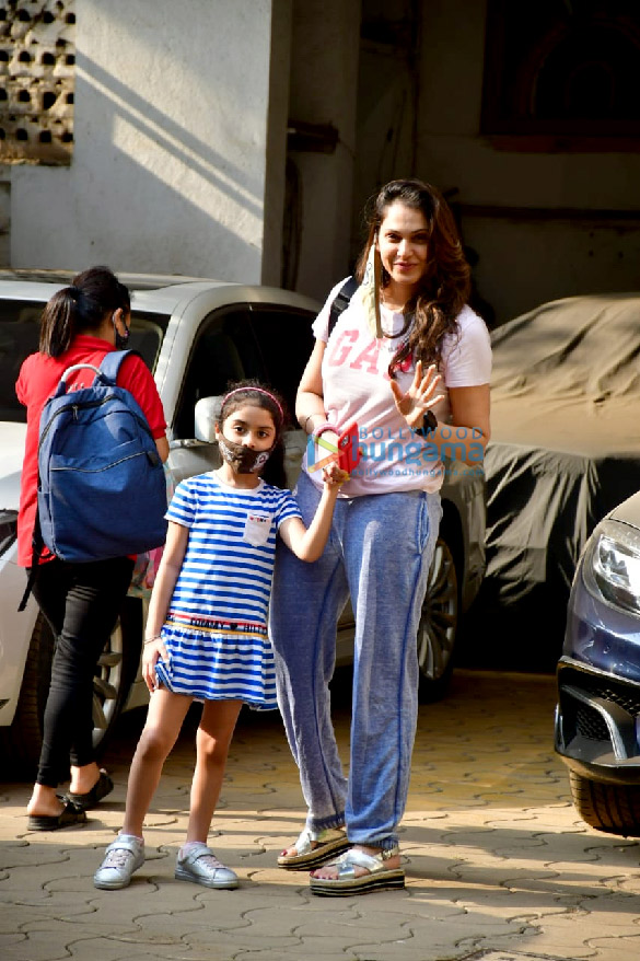 photos isha koppikar with daughter spotted in bandra 2