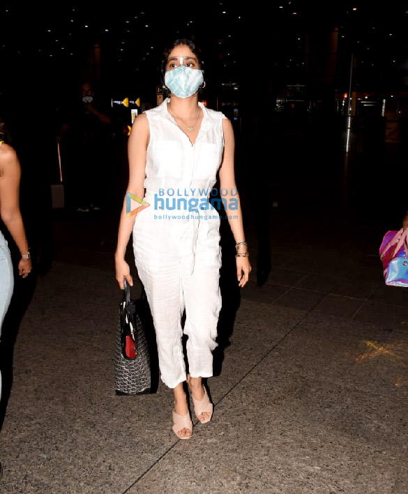photos janhvi kapoor and namrata purohit snapped at the airport 4
