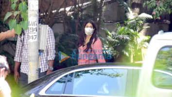 Photos: Janhvi Kapoor spotted at a clinic