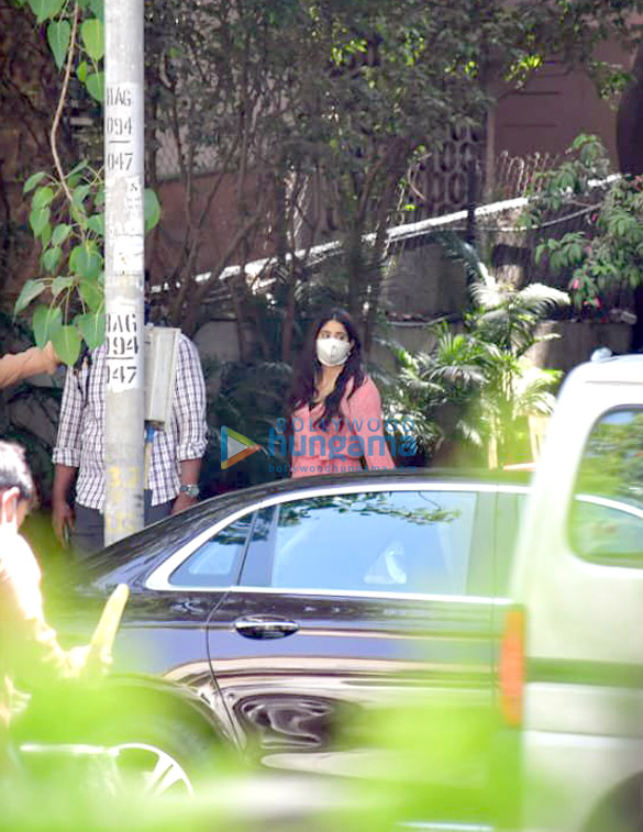 Photos: Janhvi Kapoor spotted at a clinic Photos: Janhvi Kapoor spotted at a clinic