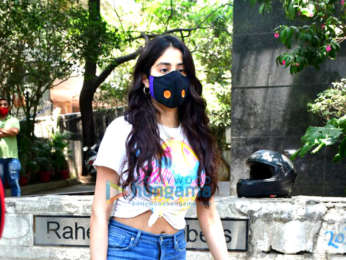 Photos: Janhvi Kapoor spotted at a clinic