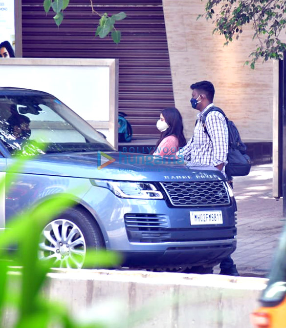 photos janhvi kapoor spotted at a clinic 4