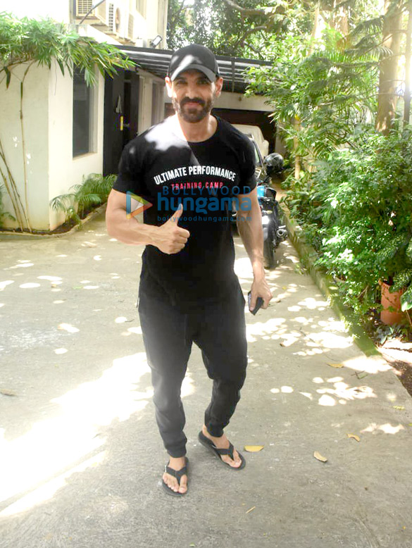 photos john abraham spotted in bandra 1 4