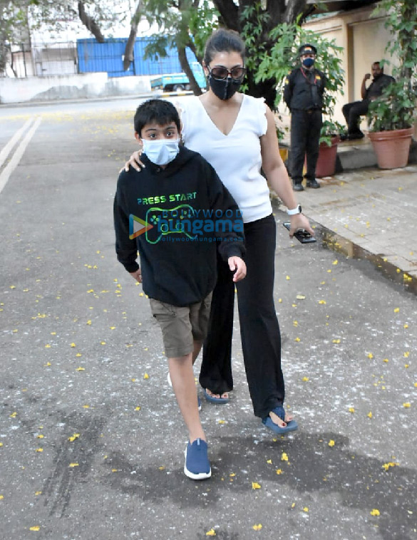 photos kajol snapped with her son in juhu 3