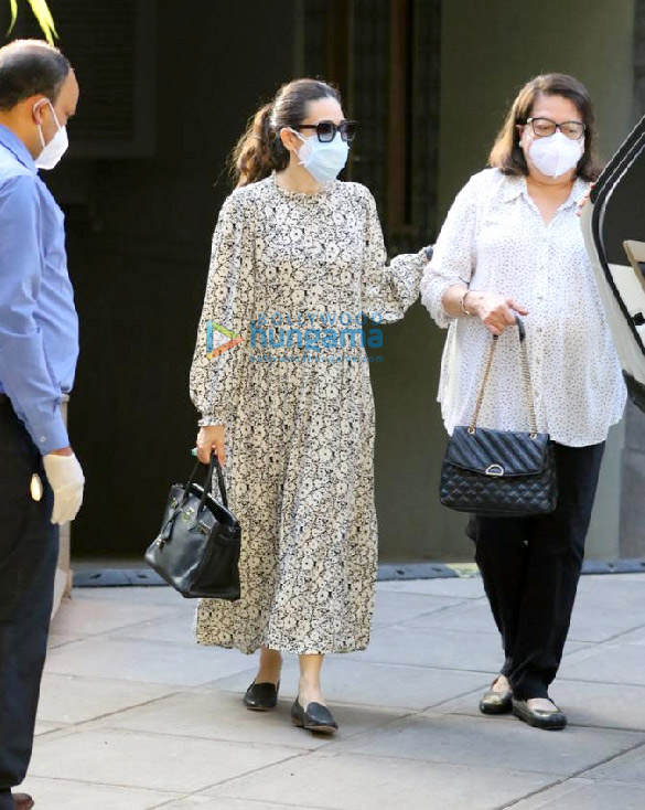 Photos: Karisma Kapoor spotted at Bandstand with her mother Babita Photos: Karisma Kapoor spotted at Bandstand with her mother Babita
