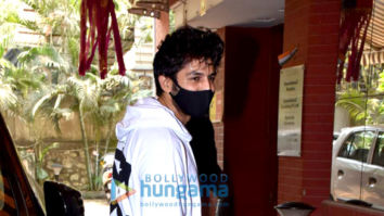 Photos: Kartik Aaryan snapped at a dubbing studio in Andheri