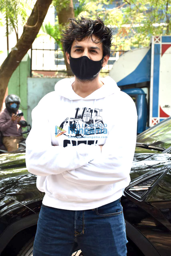 photos kartik aaryan snapped at a dubbing studio in andheri 4