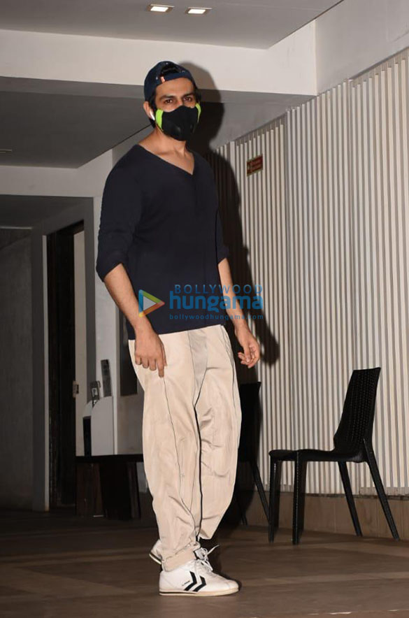 photos kartik aaryan snapped in juhu 1 6