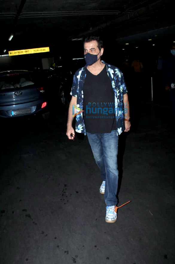 photos mouni roy zareen khan and others snapped at the airport 3