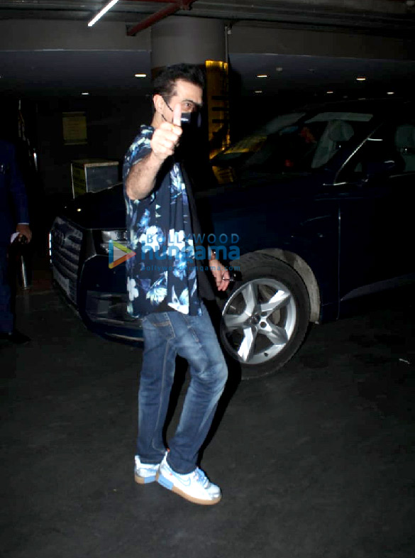 photos mouni roy zareen khan and others snapped at the airport 4