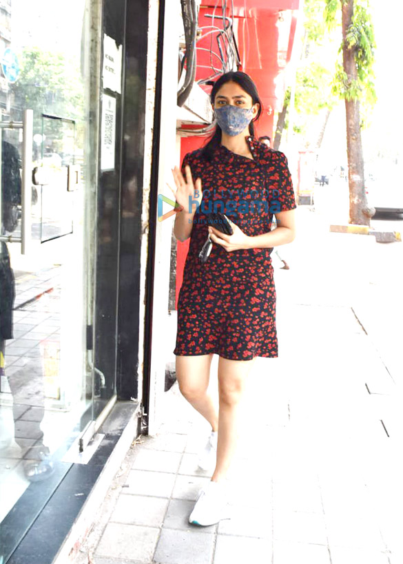photos mrunal thakur snapped at a store in juhu 1