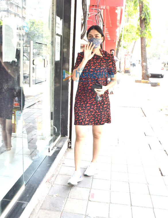 photos mrunal thakur snapped at a store in juhu 3