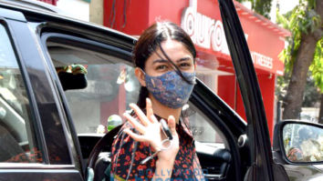 Photos: Mrunal Thakur snapped at a store in Juhu