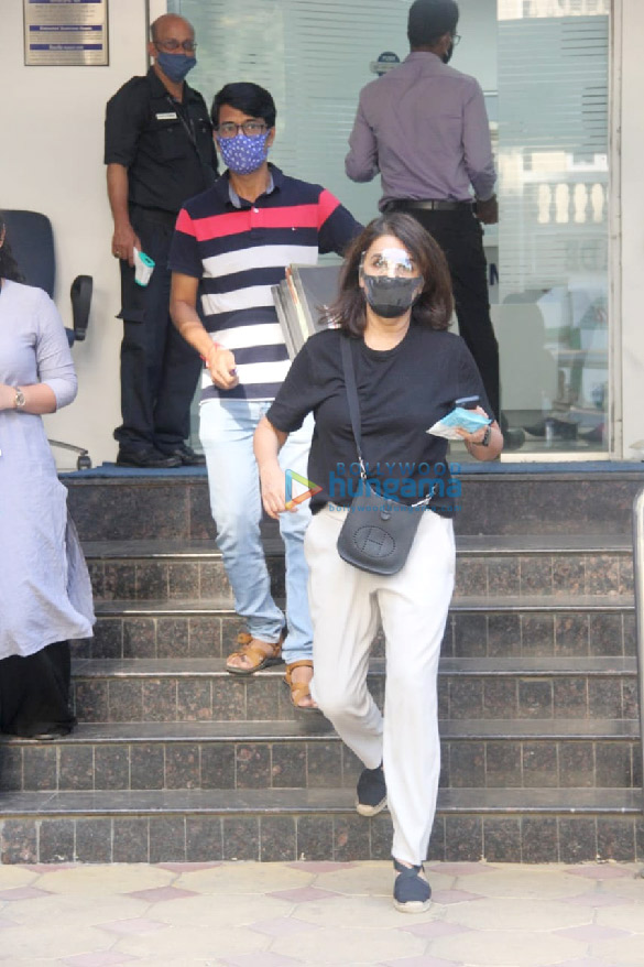 photos neetu kapoor spotted in bandra 2