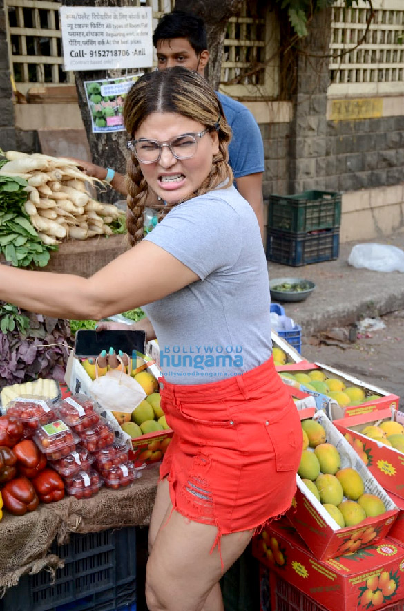 photos rakhi sawant snapped at lokhandwala market 3