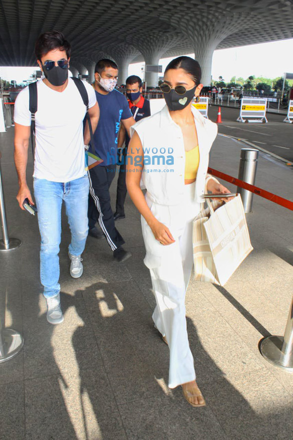 Photos: Ranbir Kapoor, Alia Bhatt, Nikita Dutta and others snapped at the airport Photos: Ranbir Kapoor, Alia Bhatt, Nikita Dutta and others snapped at the airport