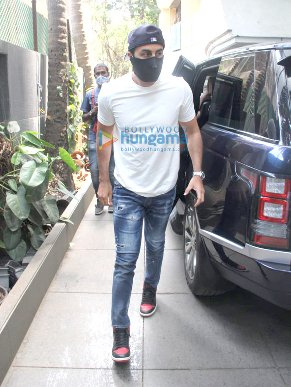 Photos: Ranbir Kapoor and Alia Bhatt spotted at Neetu Singh’s house in Bandra
