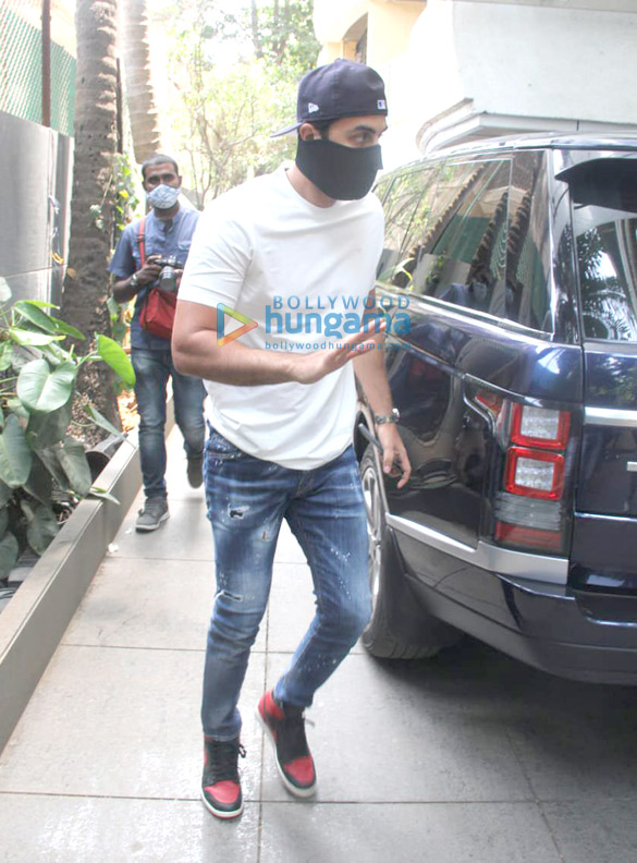 photos ranbir kapoor and alia bhatt spotted at neetu singhs house in bandra 3