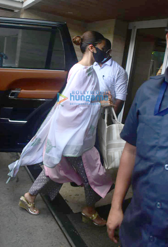 photos ranbir kapoor and alia bhatt spotted at neetu singhs house in bandra 4