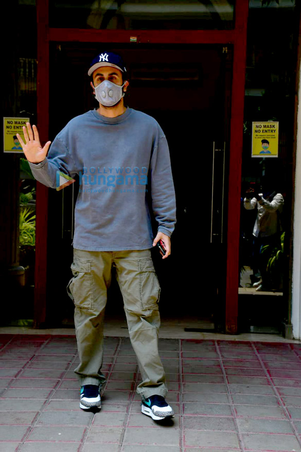 Photos: Ranbir Kapoor and Neetu Singh spotted at a clinic Photos: Ranbir Kapoor and Neetu Singh spotted at a clinic