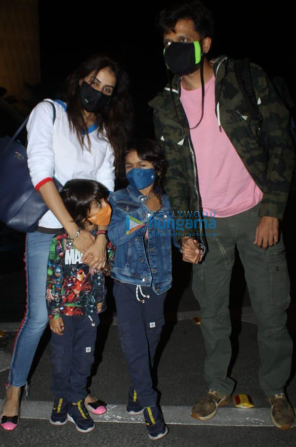 photos ranveer singh sara ali khan deepika padukone janhvi kapoor and others snapped at the airport 4