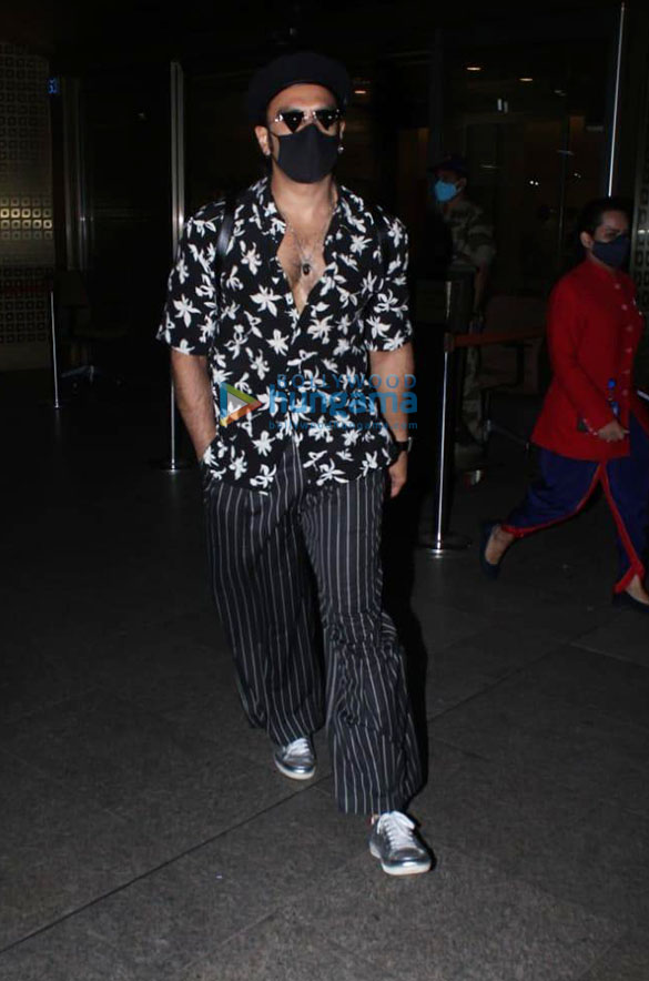 photos ranveer singh and pooja hegde snapped at the airport 1 2