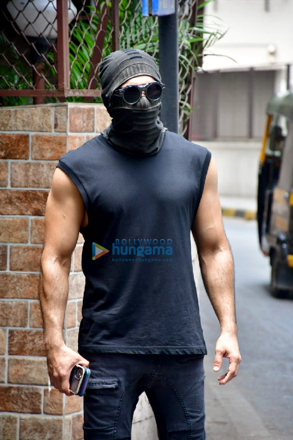 Photos: Ranveer Singh spotted at a dubbing studio in Bandra Photos: Ranveer Singh spotted at a dubbing studio in Bandra