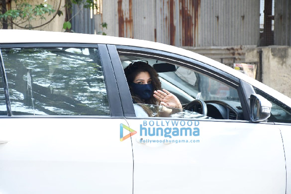 photos raveena tandon snapped in bandra 1 2