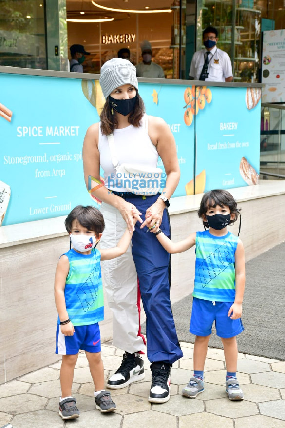 photos sunny leone snapped with her kids at food hall 1