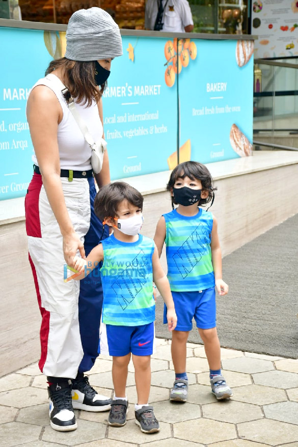 photos sunny leone snapped with her kids at food hall 4