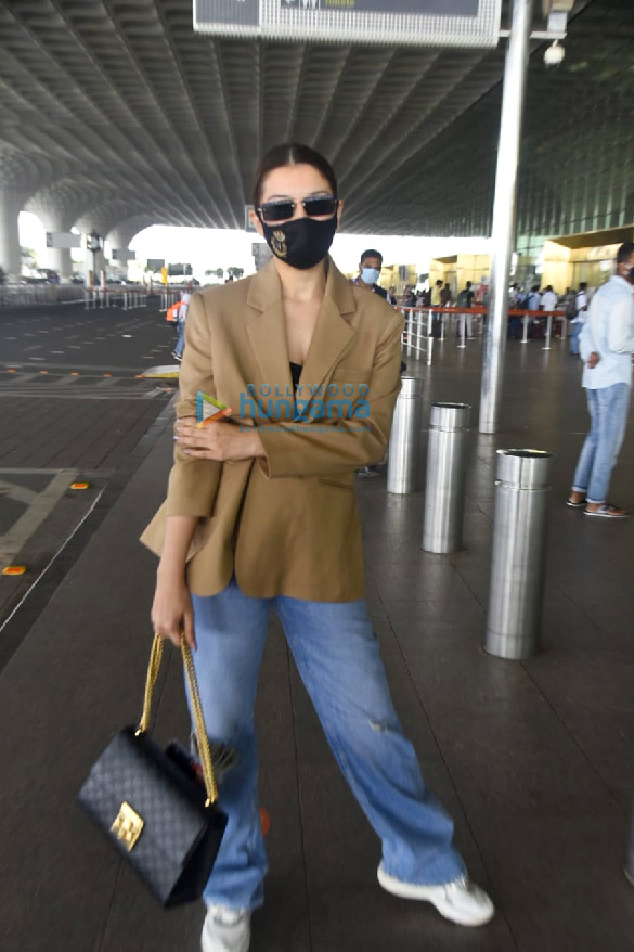 photos tiger shroff disha patani and others snapped at the airport 2