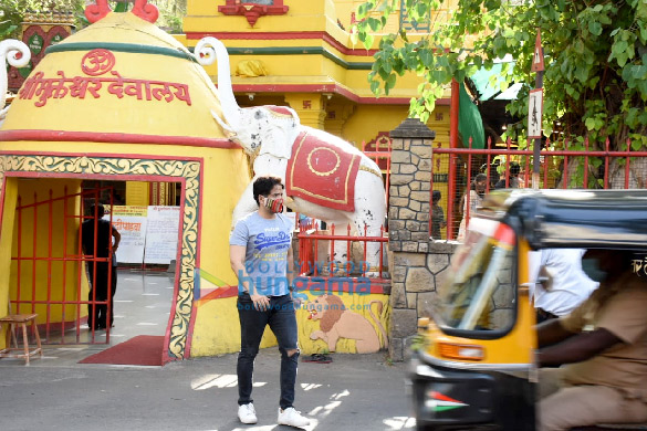 photos tusshar kapoor snapped at the shani temple in juhu 1