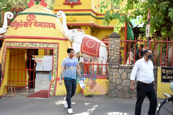 photos tusshar kapoor snapped at the shani temple in juhu 2
