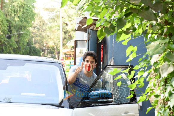 photos tusshar kapoor snapped at the shani temple in juhu 3