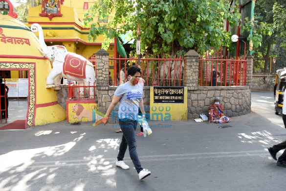 photos tusshar kapoor snapped at the shani temple in juhu 4